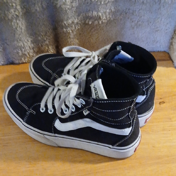 Vans Unisex Black and White Classic Sneakers - Picture 4 of 9